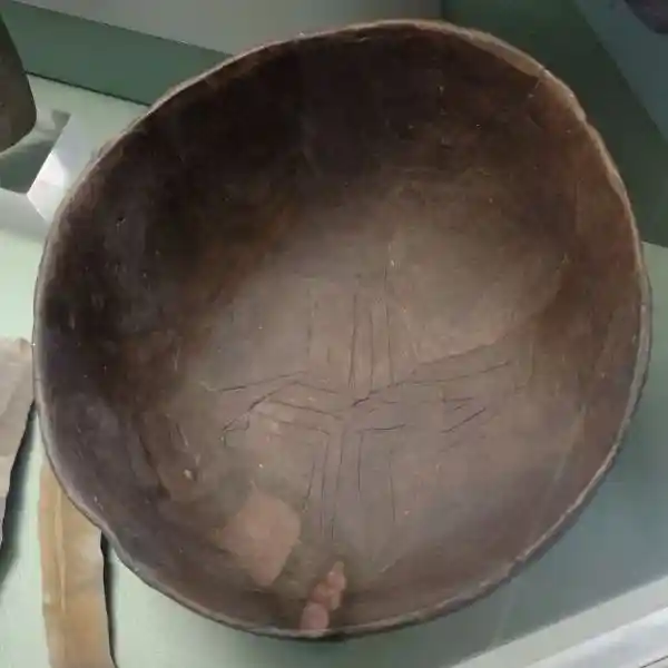 Bowl, overlapping cross in the center